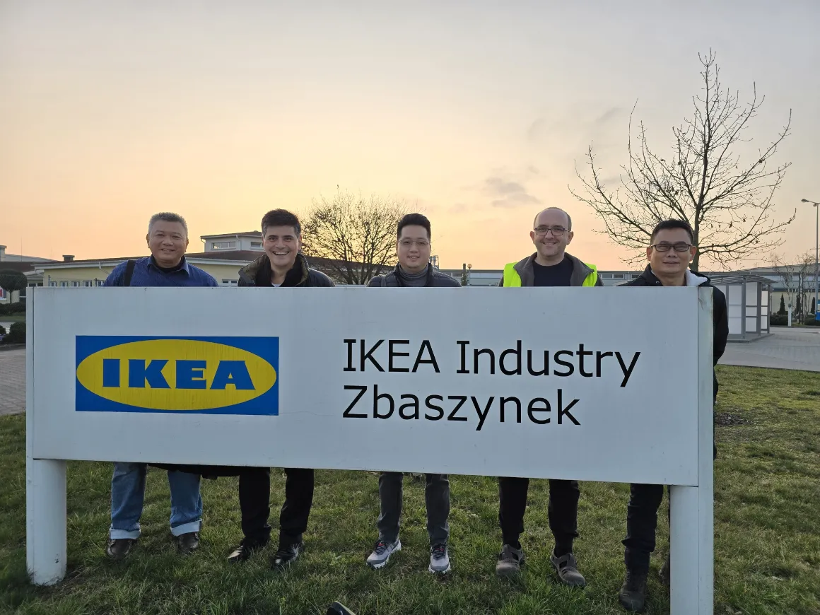 Tjipta Mengunjungi IKEA di Swedia